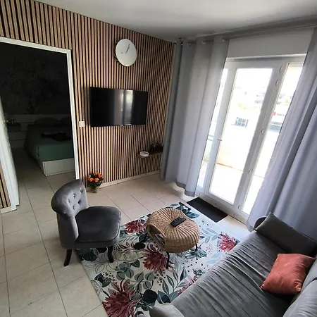 2 Pieces Avec Parking Prive Et Piscine